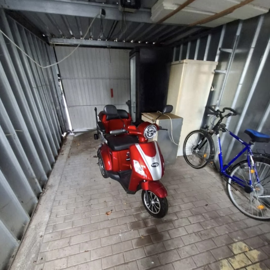 Garage mit Fahrzeug geräumt